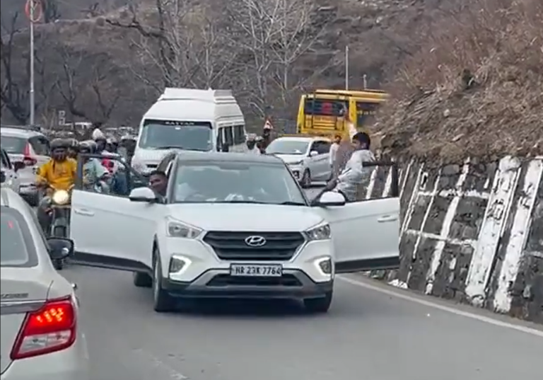 Kullu Police Fines Driver for Reckless Driving with Doors Open In Manali