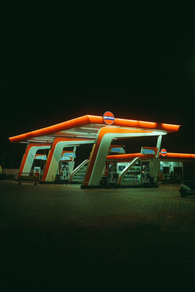 “Footage: Widespread Queues Form at Petrol Stations in Maharashtra and Punjab Amidst Protests, Triggering Panic Purchases”.