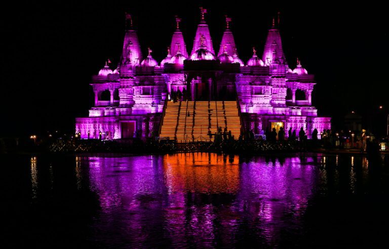 “Kangana Ranaut Joins Forces with ‘Fashion’ Director Madhur; Amitabh Bachchan and Abhishek Bachchan Spotted at Ayodhya Ram Temple”